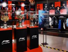 EDG x 李宁奖杯巡展活动开启，我们共同为LPL战队打call！