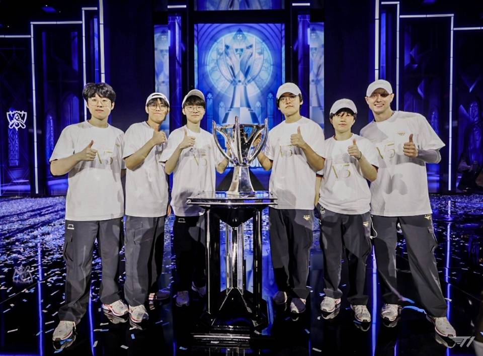 CNCS迎来了久违的冠军!CN.LOL什么时候才能重铸荣光?