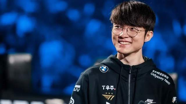 LOL传奇加冕殊荣,十年最佳力压众多电竞选手,LPL最可敬的对手!