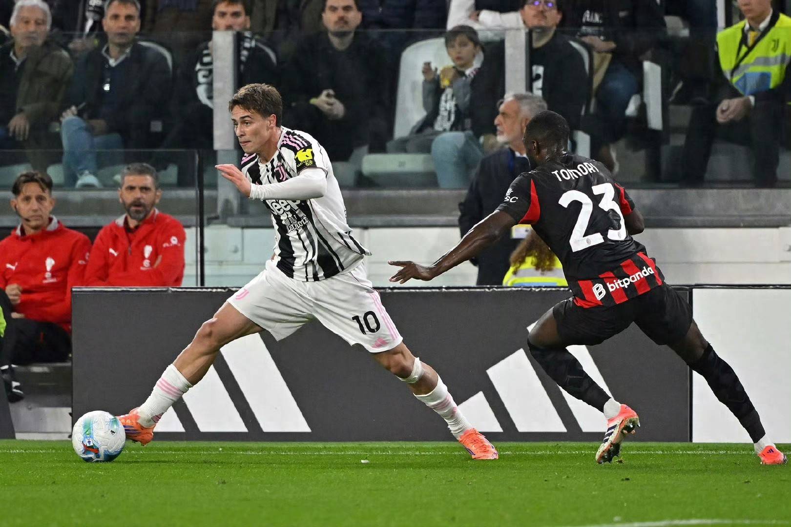 羅(luó)马+那(nà)不勒斯均上(shàng)演逆转好戏,两队同分,排名包揽前二