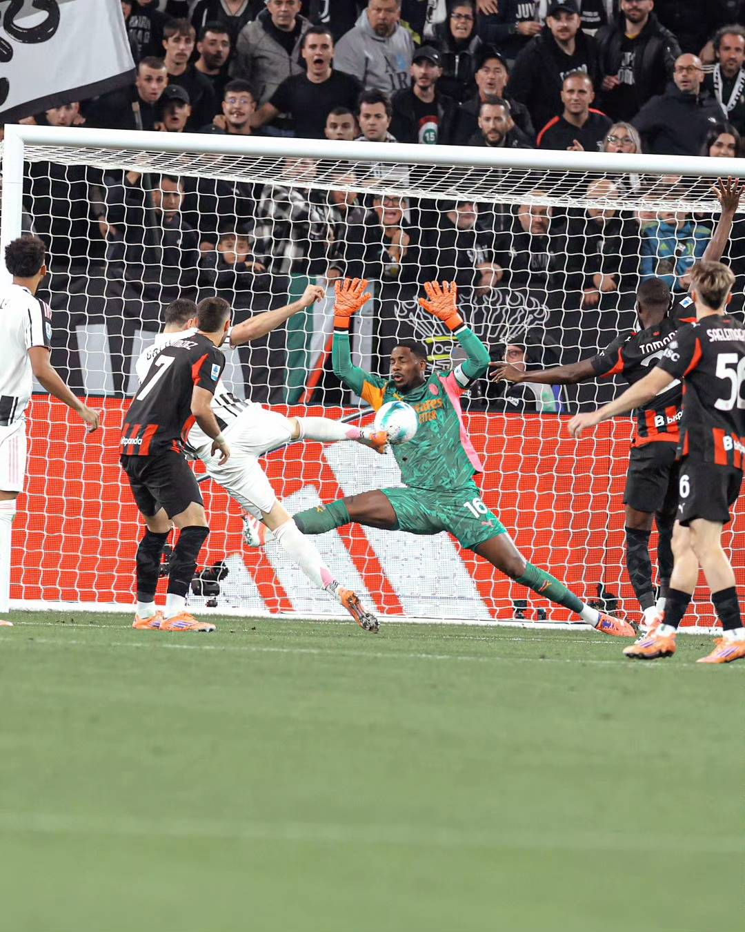 羅(luó)马+那(nà)不勒斯均上(shàng)演逆转好戏,两队同分,排名包揽前二