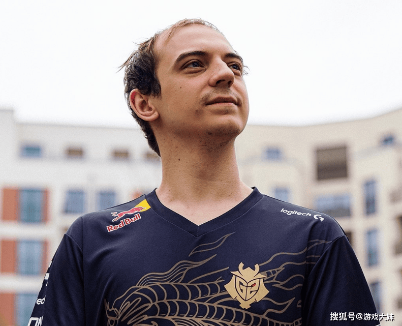 G2战队来得(dé)太早(zǎo)了,拳頭(tóu)还没準(zhǔn)备训练地,被拍到在天(tiān)津網(wǎng)吧里训练