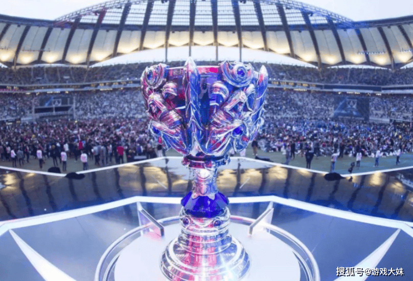 G2战队来得(dé)太早(zǎo)了,拳頭(tóu)还没準(zhǔn)备训练地,被拍到在天(tiān)津網(wǎng)吧里训练