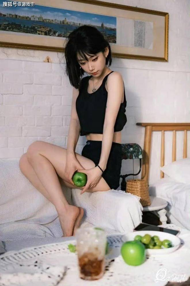 LPL新晋顶級(jí)美(měi)女主持(chí)火了(le),神似戚薇,解说Rita花(huā)瓶地(dì)位不保