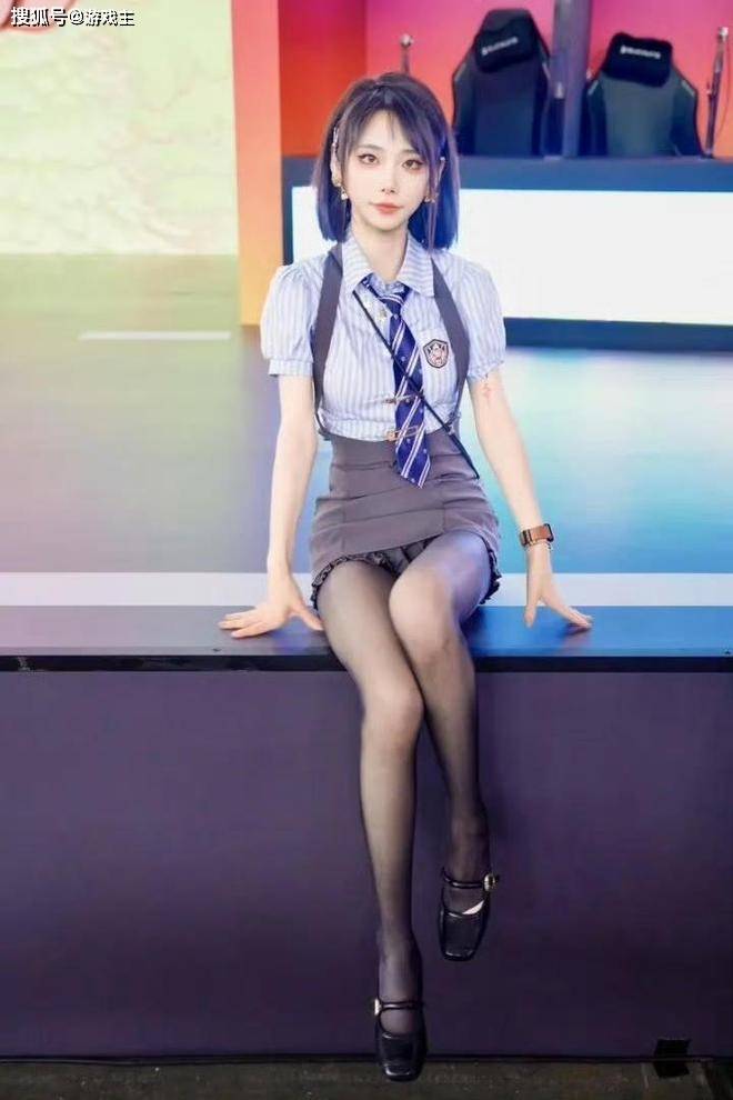 LPL新晋顶級(jí)美(měi)女主持(chí)火了(le),神似戚薇,解说Rita花(huā)瓶地(dì)位不保