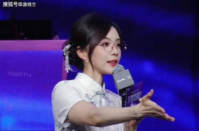 LPL新晋顶級(jí)美(měi)女主持(chí)火了(le),神似戚薇,解说Rita花(huā)瓶地(dì)位不保