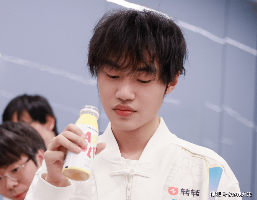 解说米(mǐ)勒说出(chū)LPL困境，中(zhōng)單(dān)选手出(chū)现严重(zhòng)断档，新(xīn)生代实力都很菜