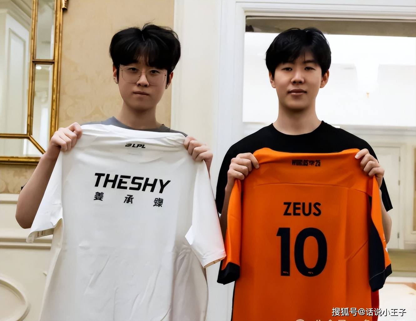 赛場(chǎng)充(chōng)满Theshy传奇(qí)！宙斯感谢Theshy，是(shì)他给了(le)我(wǒ)很(hěn)多灵感