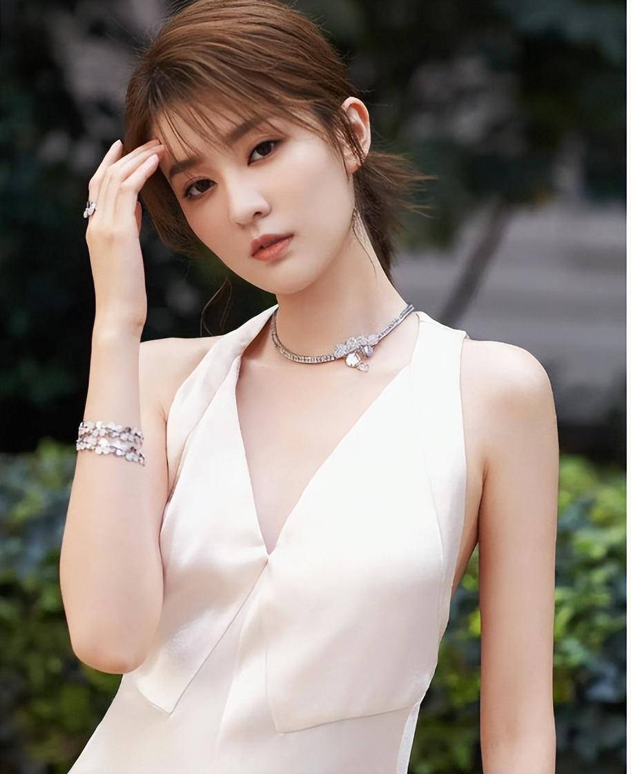 天呐!乔欣這(zhè)波操作太秀(xiù)了(le),500亿豪(háo)门?秘密結(jié)婚(hūn)?這(zhè)是要上天!