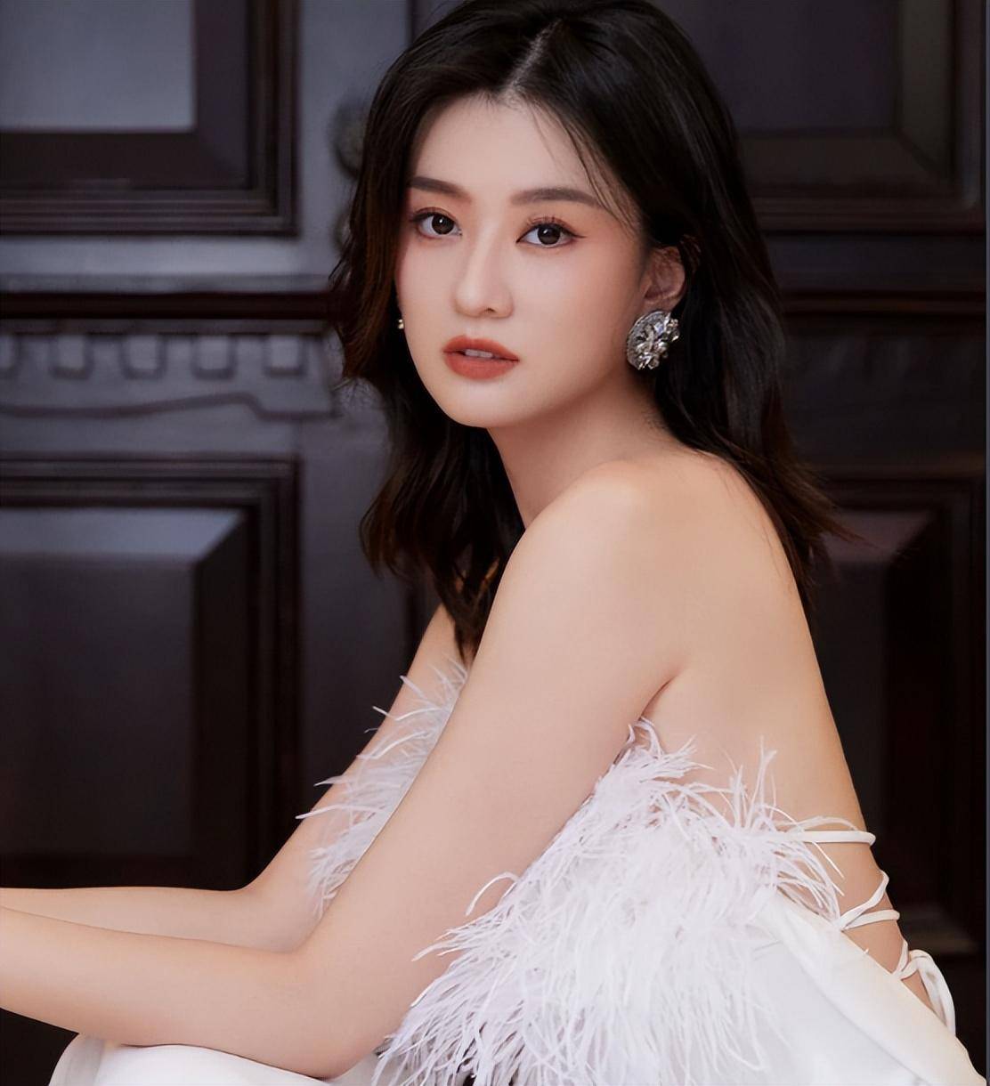 天呐!乔欣這(zhè)波操作太秀(xiù)了(le),500亿豪(háo)门?秘密結(jié)婚(hūn)?這(zhè)是要上天!