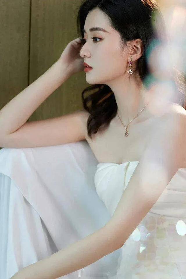 天呐!乔欣這(zhè)波操作太秀(xiù)了(le),500亿豪(háo)门?秘密結(jié)婚(hūn)?這(zhè)是要上天!