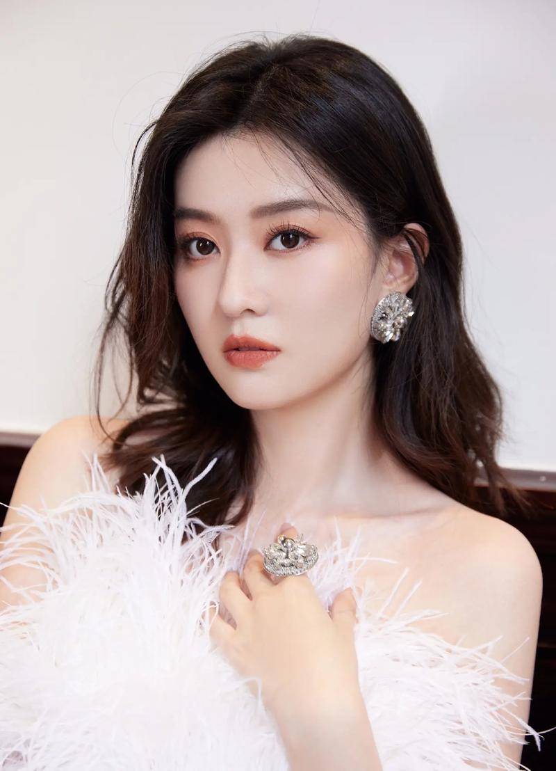 天呐!乔欣這(zhè)波操作太秀(xiù)了(le),500亿豪(háo)门?秘密結(jié)婚(hūn)?這(zhè)是要上天!