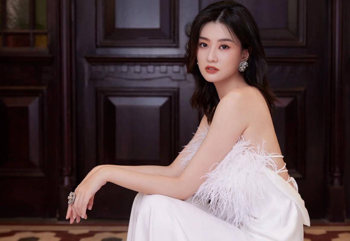 天呐!乔欣這(zhè)波操作太秀(xiù)了(le),500亿豪(háo)门?秘密結(jié)婚(hūn)?這(zhè)是要上天!