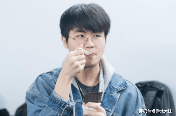 LOL热度严重(zhòng)下(xià)滑，多位职业選(xuǎn)手(shǒu)都不想播了(le)，纷纷直播玩其他游戏